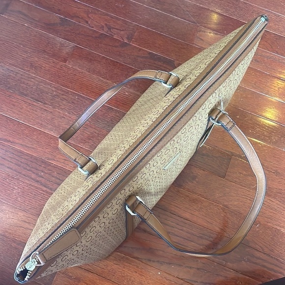 Brand New Guess Mandrake Travel Bag Large Zippered Shoulder Tote Purse in Mocha - Picture 10 of 14